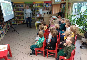 Dzieci podczas prelekcji nt. jesieni.