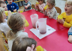Dzieci degustują herbatę