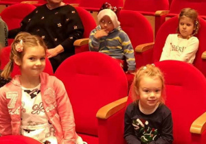 na zdjęciu widać dzieci siedzące w teatrze