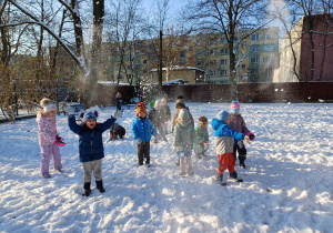 Dzieci z grupy II podrzucające śnieg.