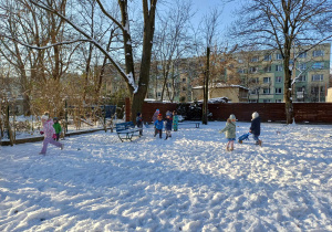 Dzieci na śniegu.