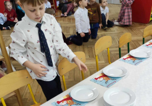 Dzieci szykują stół Wigilijny