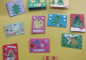 Na zdjęciu widzimy stworzone przez dzieci kartki świąteczne do akcji "Wymiana Kartek Świątecznych".
