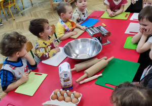 Dzieci przygotowane do wyrobu makaronu