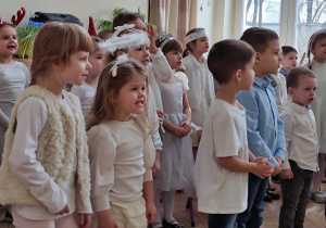 Dzieci śpiewają wspólnie kolędy