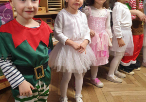 Zdjęcie przedstawia kilkoro dzieci w strojach elfa, śnieżynki i wróżki.