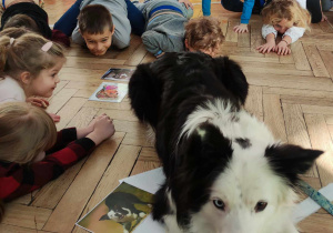 Dzieci naśladują pozycję psa