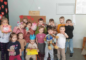 Zdjęcie przedstawia grupę dzieci pozującą do wspólnego zdjęcia.