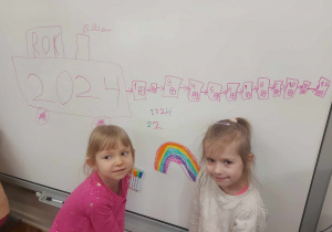 Na zdjęciu widać dwie dziewczynki, które po skończonych zajęciach odtworzyły swój pociąg na tablicy
