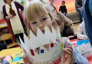 Amelka prezentuje swoją koronę.