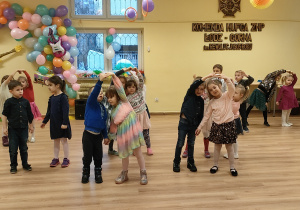 Zdjęcie przedstawia dzieci podczas wykonania piosenki