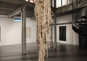 Zdjęcie przedstawia eksponat ze sznurków.