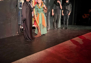 Zdjęcie przedstawia czworo aktorów, podczas przedstawienia na scenie.