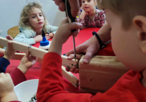 Dzieci montują kukłę Pinokia