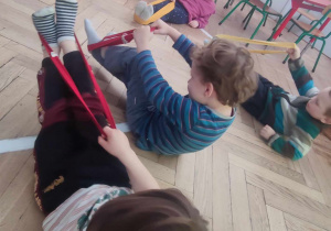 Dzieci ćwiczą z szarfami