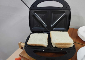 Na zdjęciu widzimy toster z przygotowanymi tostami.