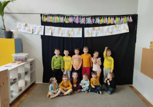 Na zdjęciu widzimy dzieci z grup I. W tle widzimy napis "Dzień Kubusia Puchatka".