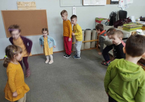 Na zdjęciu widzimy dzieci, które uczestniczą w zabawie ruchowej.