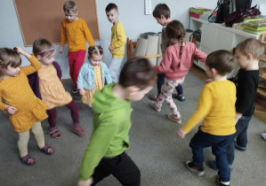 Na zdjęciu widzimy dzieci, które uczestniczą w zabawie ruchowej.