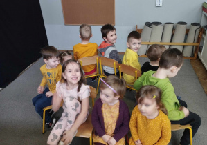 Na zdjęciu widzimy grupkę dzieci, które uczestniczą w zabawie "Krzesełka".