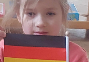 Na zdjęciu dziewczynka z flagą