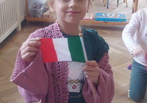 Dziewczynka z kolejną flagą państwa należącego do Unii Europejskiej