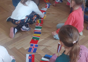 Dzieci układające 27 flag państw wchodzących w skład Unii Europejskiej