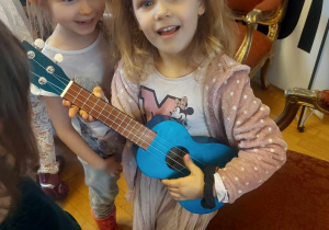 Dziewczynka grająca na ukulele