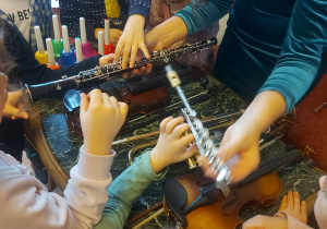 Dzieci oglądające instrumenty
