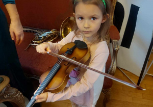 Dziewczynka trzymająca skrzypce
