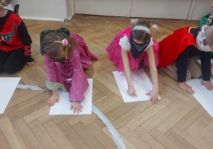 Na zdjęciu widzimy dzieci, które biorą udział w zabawie, w której należało z zamkniętymi oczami narysować bałwana.