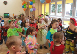 Na zdjęciu widzimy dzieci, które próbują tańczyć do piosenki "Makaryna".