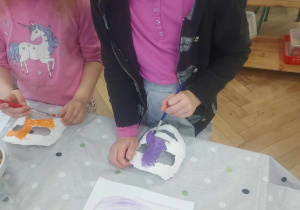 Malowanie maski przez dziewczynkę