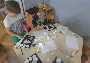 Zdjęcie przedstawia chłopców tworzących swoje prace.