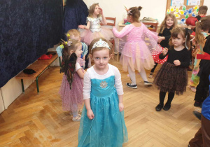 Na zdjęciu widzimy dziewczynkę przebraną za księżniczkę. Dziewczynka pozuje do zdjęcia.