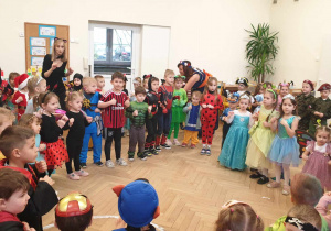 Na zdjęciu widzimy dzieci, które tańczą do piosenki "Kaczuszki".