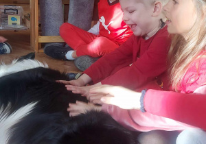 Pies w kontakcie z dziećmi