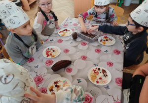 Dzieci czekajace na przystąpienie do pracy przy czekoladzie.