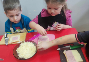 Dzieci przygotowują tosty
