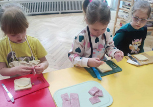 Dzieci przygotowują tosty