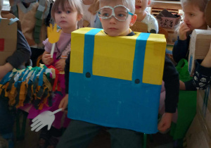 Dziecko prezentujące strój EKO