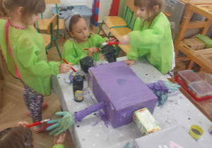 Dzieci tworzące robota Necia
