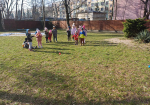 Dzieci grające w petanqua - narodową grę Francuzów.