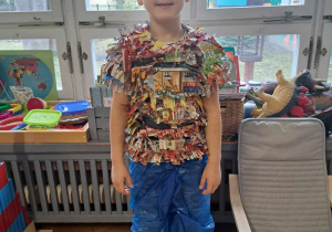 Zdjęcie przedstawia chłopca w stroju ekologicznym.