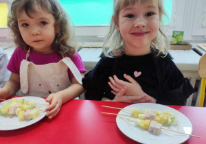 Dzieci zaczynają degustację koreczków serowych
