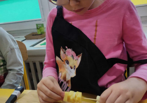 Dziewczynka wykonuje koreczki serowe
