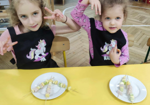Dzieci zaczynają degustację koreczków serowych