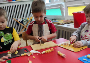 Dzieci wykonują koreczki serowe