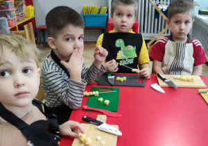 Dzieci wykonują koreczki serowe