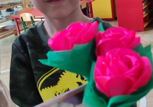 Chłopiec z bukietem kwiatów